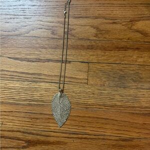 Elegant Leaf Pendant Necklace